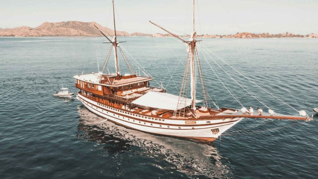 komodo island 2 days and 1 night trip bajoodyssey.com
